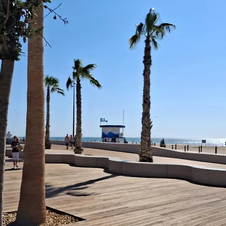 Appartement Refait A Neuf, Climatise, En Rez-de-jardin, A 30 Secondes De La *